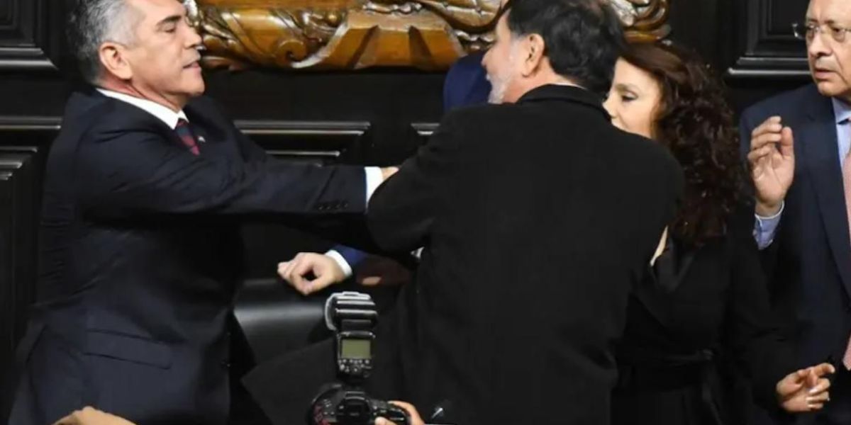 Noroña y ‘Alito’ se van a los golpes en el Senado