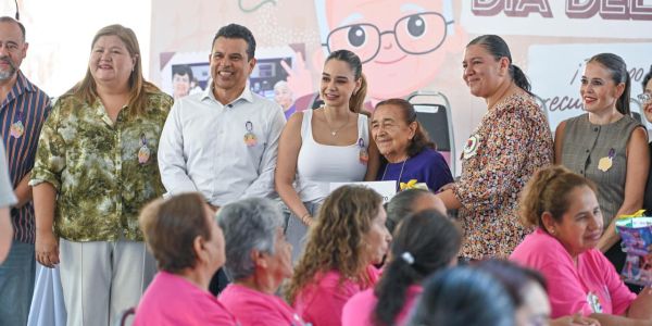 Festejan Lucy y Lalo a los abuelitos del DIF Victoria