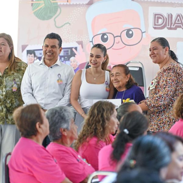 Festejan Lucy y Lalo a los abuelitos del DIF Victoria