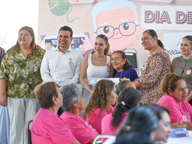 Festejan Lucy y Lalo a los abuelitos del DIF Victoria