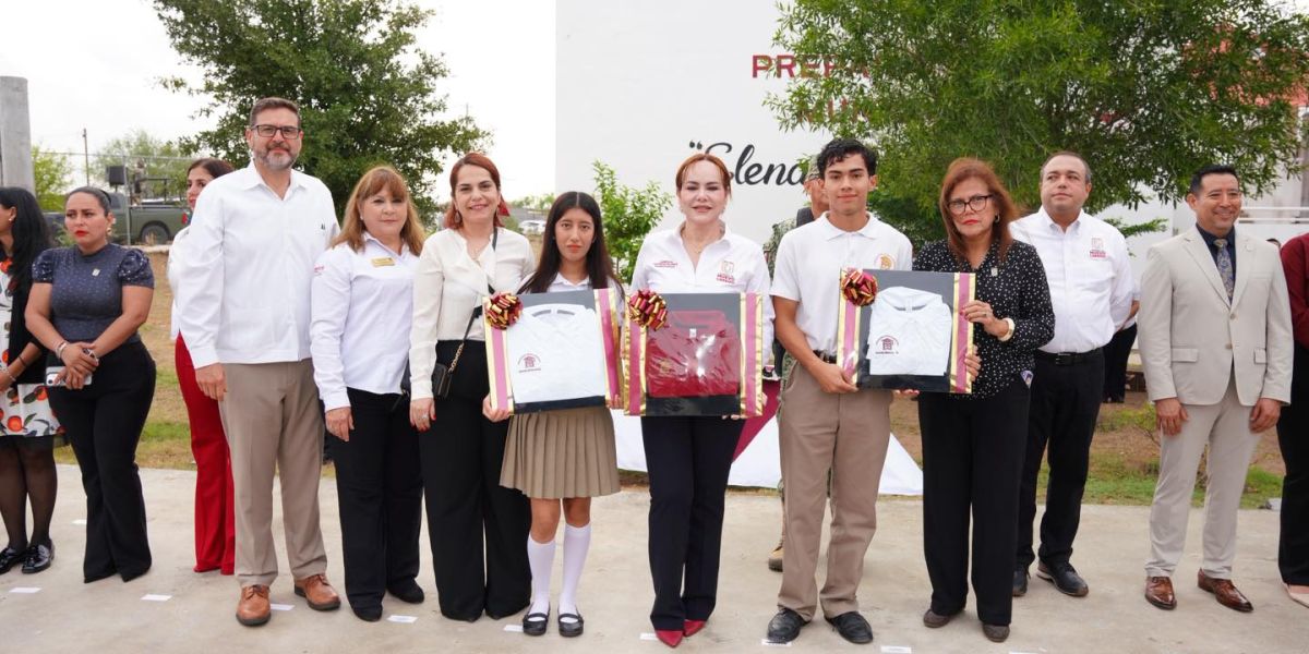 Entrega alcaldesa Carmen Lilia Canturosas más de 9 mil uniformes a estudiantes y docentes de prepas municipales