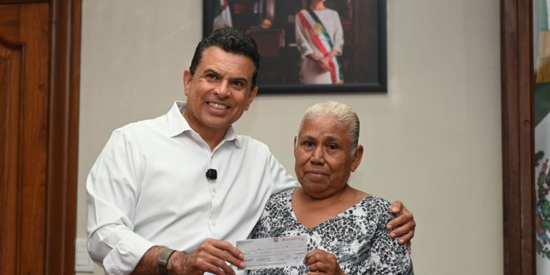 Entrega Lalo Gattás seguro por incendio de vivienda a ciudadana afectada