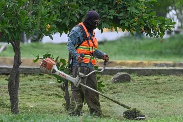 Supervisa alcalde trabajos de limpieza en vialidades de la Capital