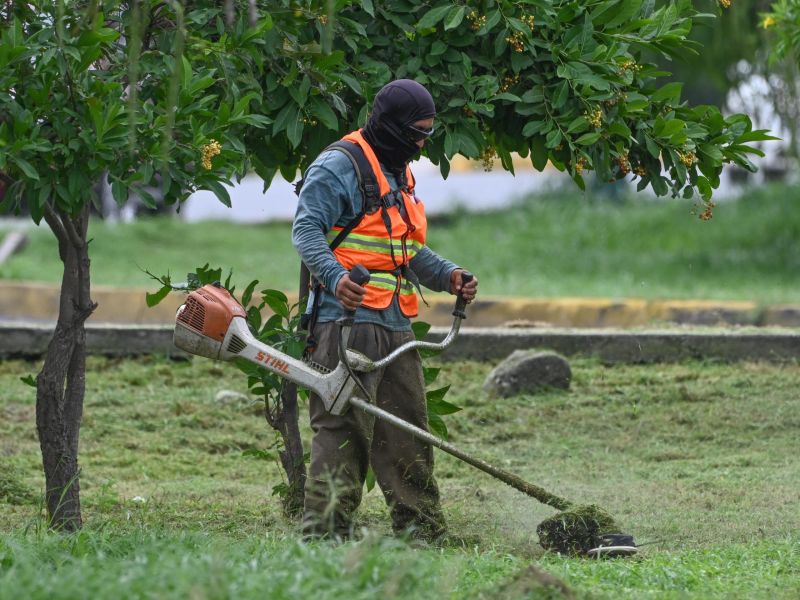 Supervisa alcalde trabajos de limpieza en vialidades de la Capital