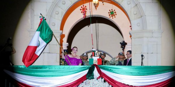 Celebran más de 45 mil neolaredenses grito de independencia encabezado por Carmen Lilia Canturosas