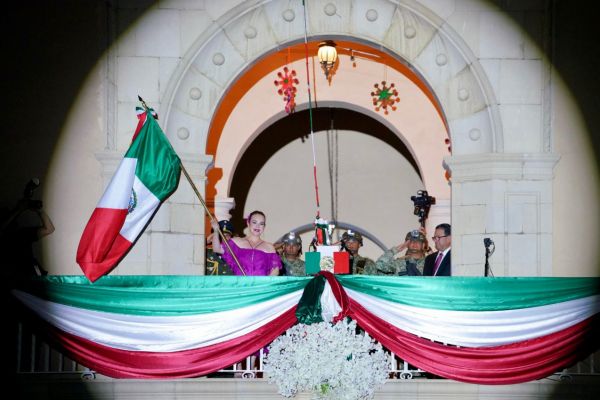 Celebran más de 45 mil neolaredenses grito de independencia encabezado por Carmen Lilia Canturosas