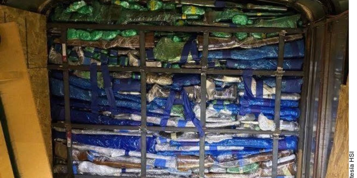 Aseguran en Laredo, Texas, 400 armas que cruzarían a México