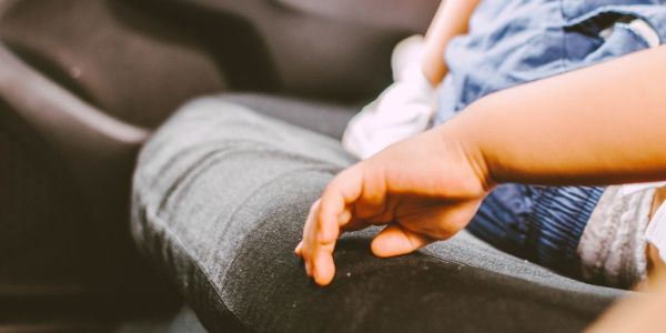 Buscan condenas de 5 años de prisión por dejar a niños solos en autos