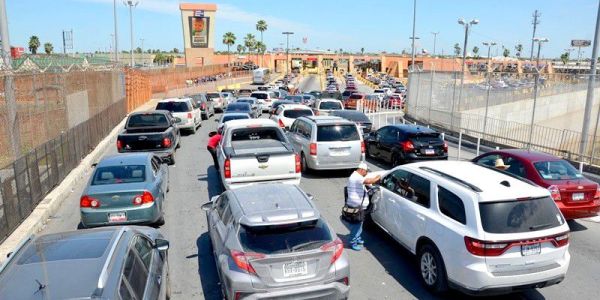 Exige líder del Congreso orden en puentes fronterizos para frenar caos decembrino