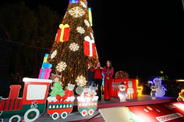 Brilla Nuevo Laredo: Carmen Lilia enciende el pino navideño e inauguran Viveros Mágico con 200 figuras gigantes y más de 200 mil luces led