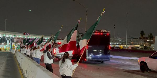 Confianza de paisanos consolida a Nuevo Laredo como principal puerta de entrada al país; cruzan más de 5 mil vehículos con la caravana queretana
