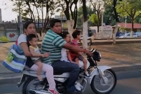 Motocicletas con familias a bordo, un riesgo que no se puede ignorar: Cruz Roja