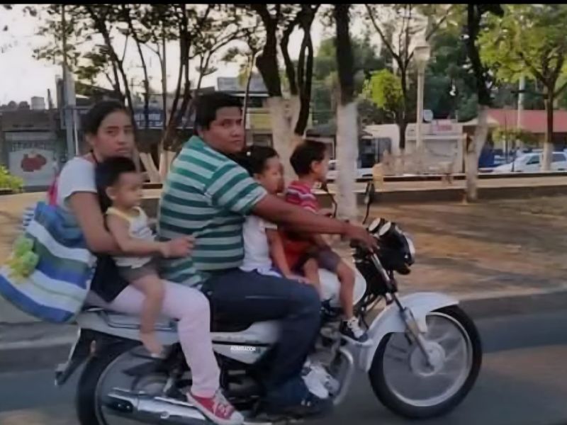 Motocicletas con familias a bordo, un riesgo que no se puede ignorar: Cruz Roja