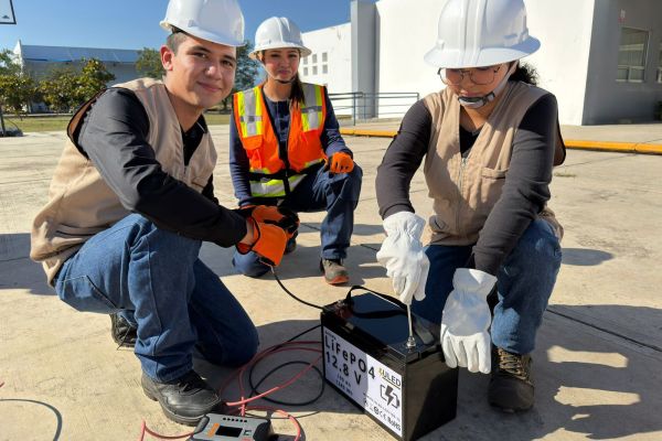 Preparan instalación de paneles solares en viviendas sin electricidad