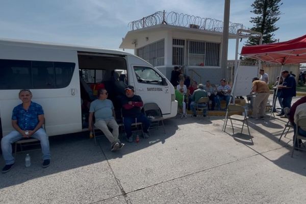 Petroleros enfrentan un año sin servicio médico