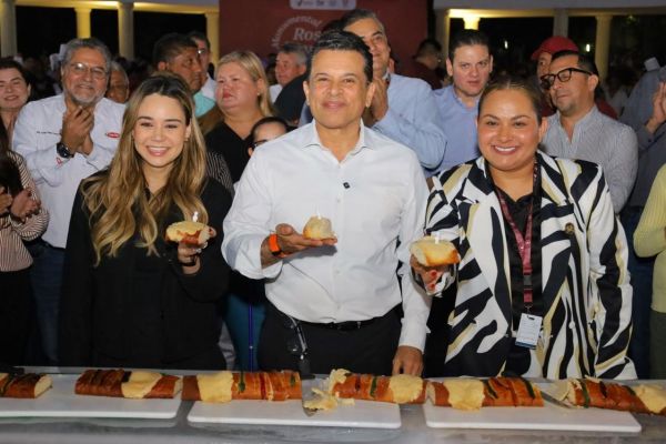 Comparten Lucy y Lalo monumental rosca de reyes con familias victorenses