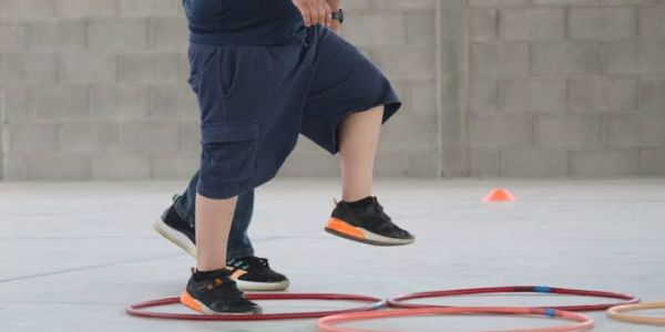 Escuelas no deben condicionar acceso por tipo de calzado: Congreso