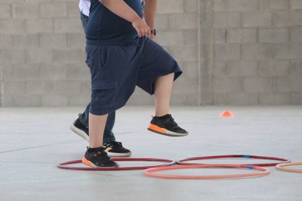 Escuelas no deben condicionar acceso por tipo de calzado: Congreso