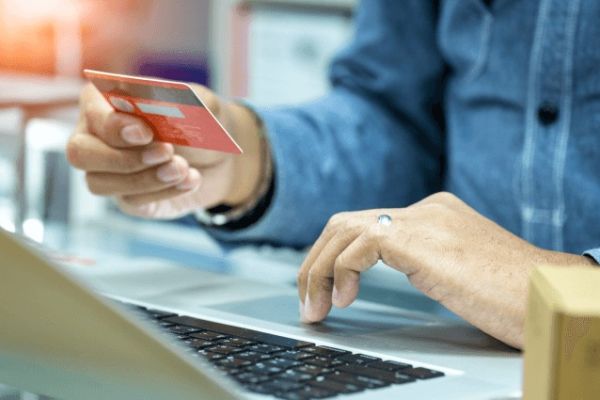 Fraudes cibernéticos espantan a compradores  y reviven al comercio del centro