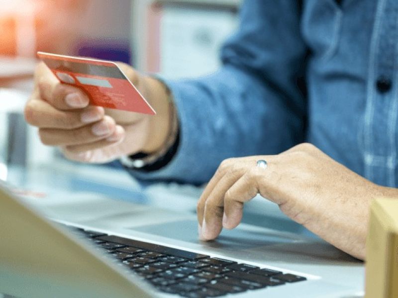 Fraudes cibernéticos espantan a compradores  y reviven al comercio del centro