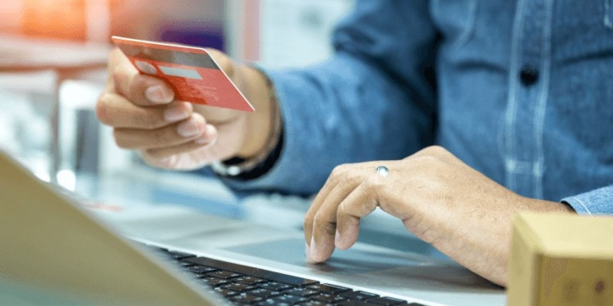 Fraudes cibernéticos espantan a compradores  y reviven al comercio del centro