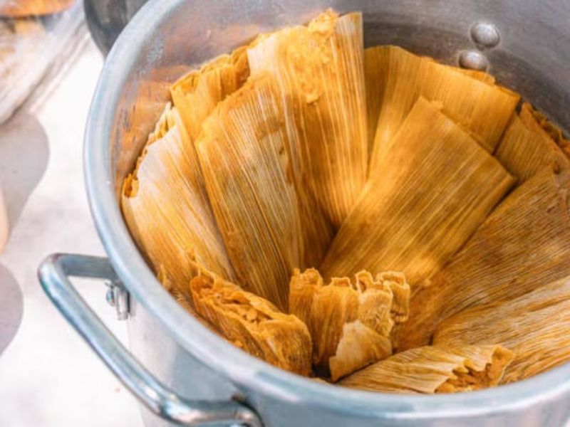 La hoja no sube, pero el tamal sí pega al bolsillo