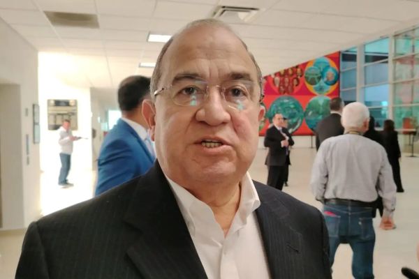 Afirma diputado que hay abasto en farmacias del sector público