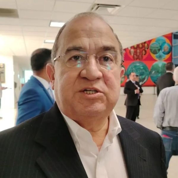 Afirma diputado que hay abasto en farmacias del sector público