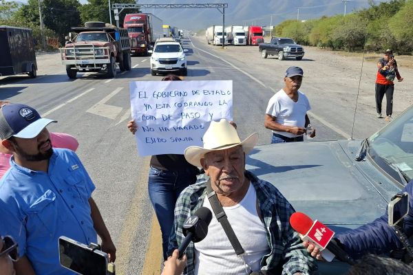 Campesinos de Santa Librada bloquean Rumbo Nuevo por adeudo de indemnización