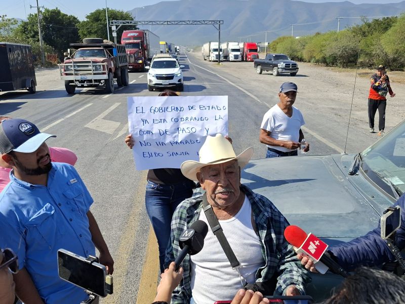 Campesinos de Santa Librada bloquean Rumbo Nuevo por adeudo de indemnización