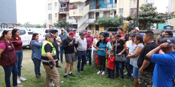 Garantiza Armando Martínez apoyo a familias afectadas por explosión en Los Olivos II