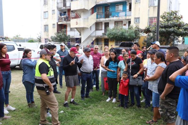 Garantiza Armando Martínez apoyo a familias afectadas por explosión en Los Olivos II