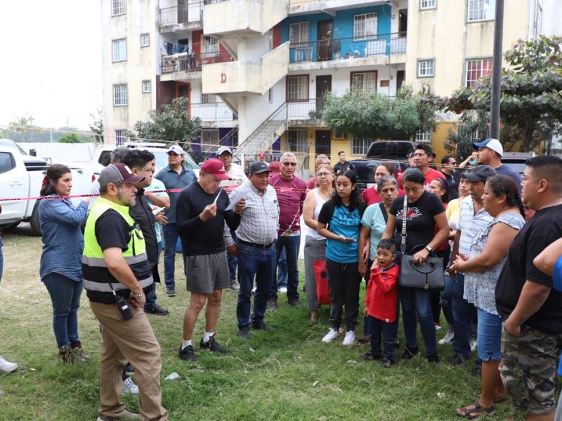 Garantiza Armando Martínez apoyo a familias afectadas por explosión en Los Olivos II