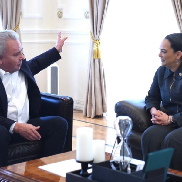 Senadora Olga Sosa sostiene reunión de trabajo con Marco García Ayala, líder nacional de la FSTSE
