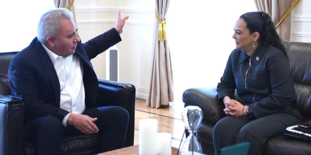Senadora Olga Sosa sostiene reunión de trabajo con Marco García Ayala, líder nacional de la FSTSE