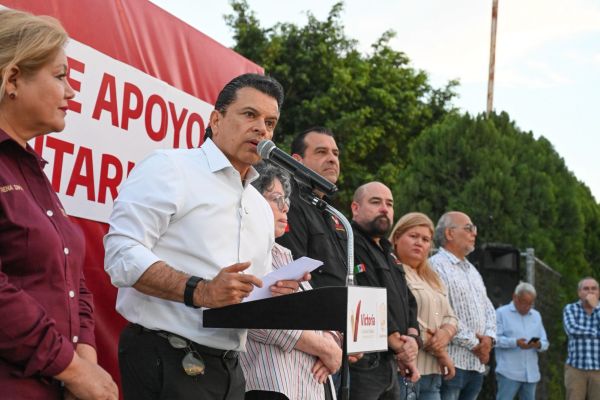 Disfrutan Lalo y Lucy Día del Pueblo con vecinos de la Nacozari