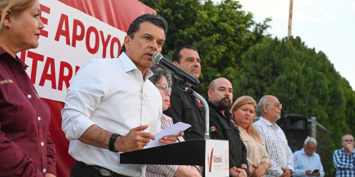 Disfrutan Lalo y Lucy Día del Pueblo con vecinos de la Nacozari