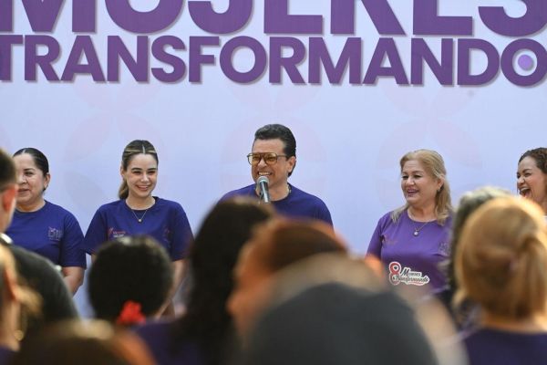 Con energía y entusiasmo participan Lalo y Lucy en Zumbatón con Causa