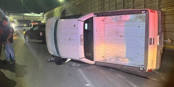 Aparatosa volcadura en la Av. de la Industria moviliza a cuerpos de auxilio; no hubo lesionados