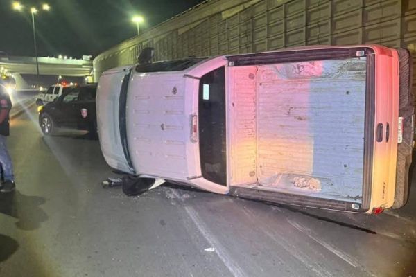 Aparatosa volcadura en la Av. de la Industria moviliza a cuerpos de auxilio; no hubo lesionados