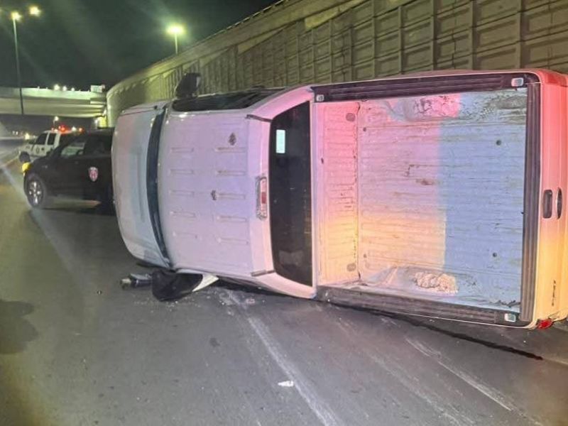 Aparatosa volcadura en la Av. de la Industria moviliza a cuerpos de auxilio; no hubo lesionados