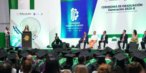 Reitera alcaldesa Carmen Lilia Canturosas compromiso con la juventud y la educación en graduación del TEC de Nuevo Laredo