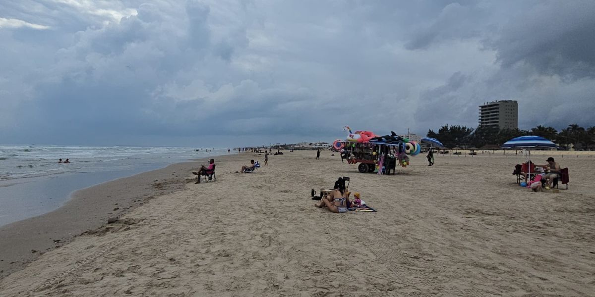 Familias arriban a Playa Miramar pese a condiciones climáticas; disfrutan del periodo vacacional