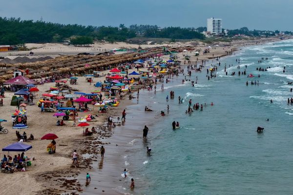 Miramar rompe récord de visitantes; brota chapopote en La Pesca