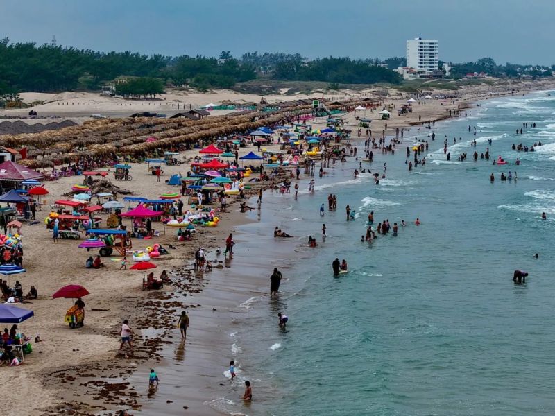 Miramar rompe récord de visitantes; brota chapopote en La Pesca