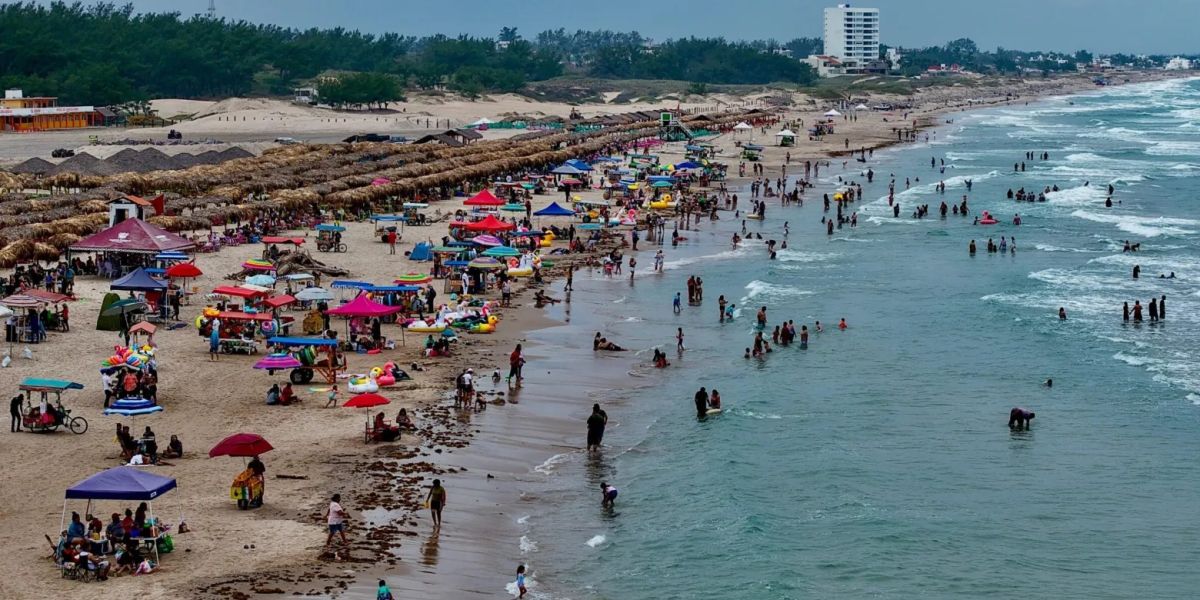 Miramar rompe récord de visitantes; brota chapopote en La Pesca