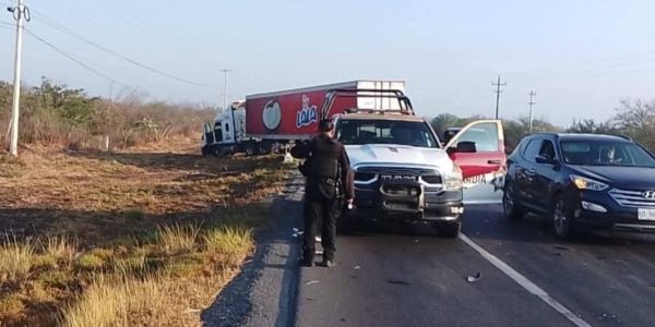 Choque de transporte pesado contrasta con operativo de restricción en carreteras