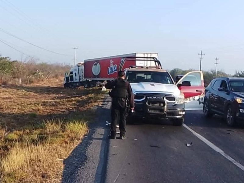 Choque de transporte pesado contrasta con operativo de restricción en carreteras