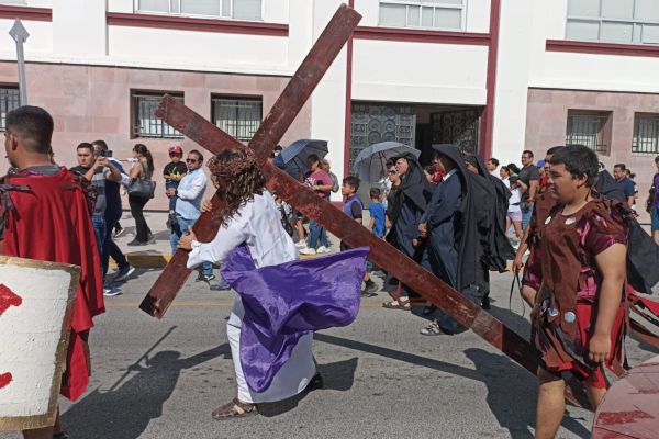 Viernes Santo une a fieles en histórico viacrucis