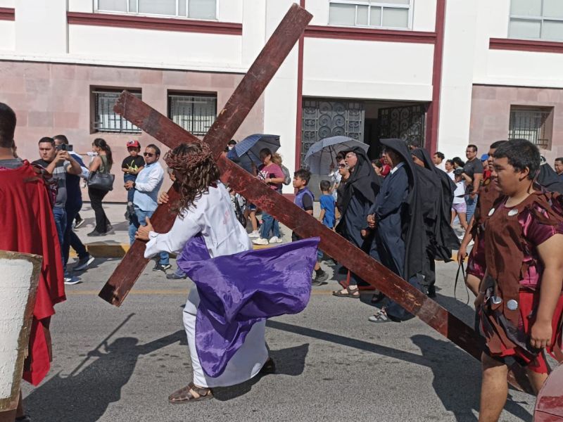 Viernes Santo une a fieles en histórico viacrucis